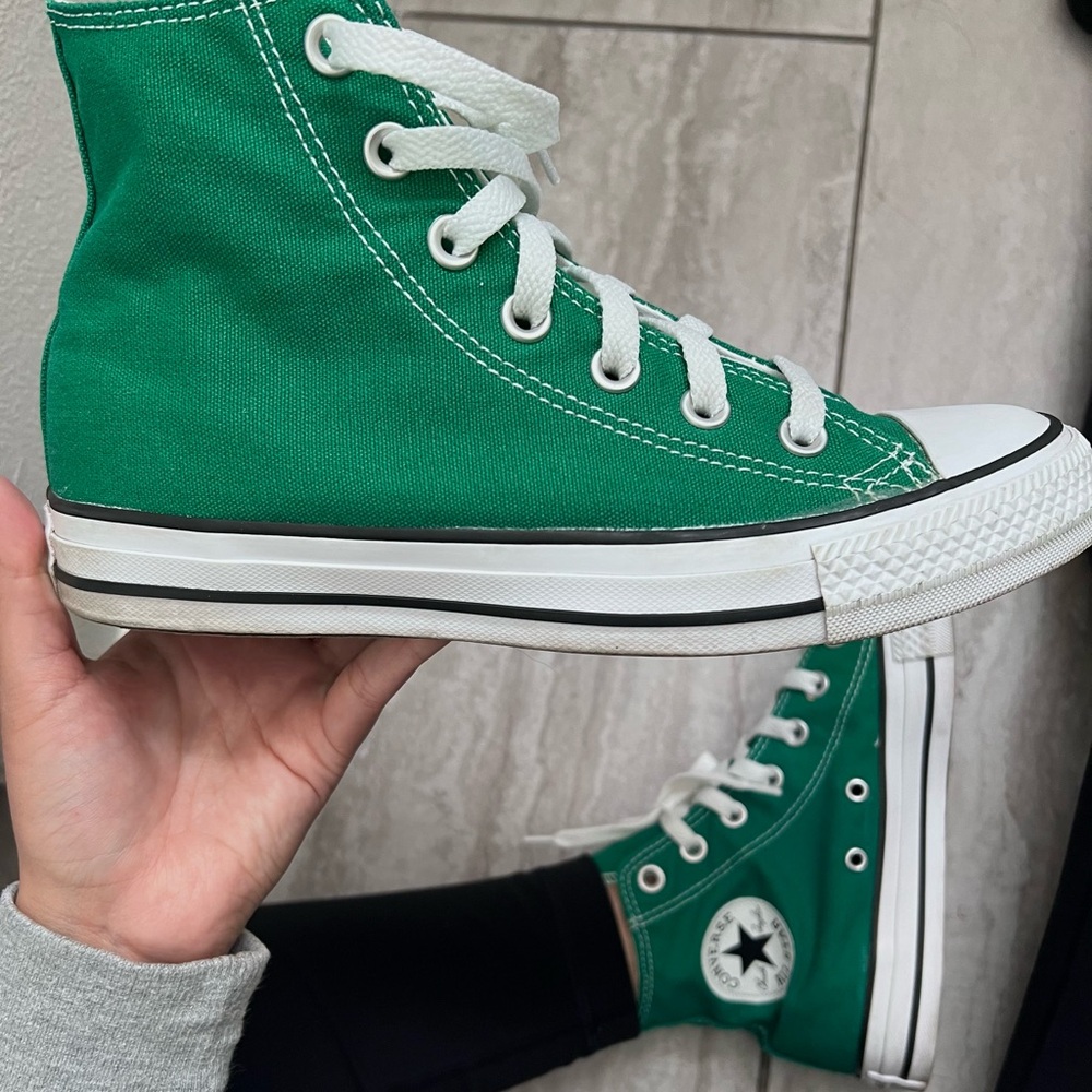 High top Converse women’s size 7 men’s size 5 - green